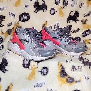 Big Kids (3.5) Huaraches by Nike Sneakers